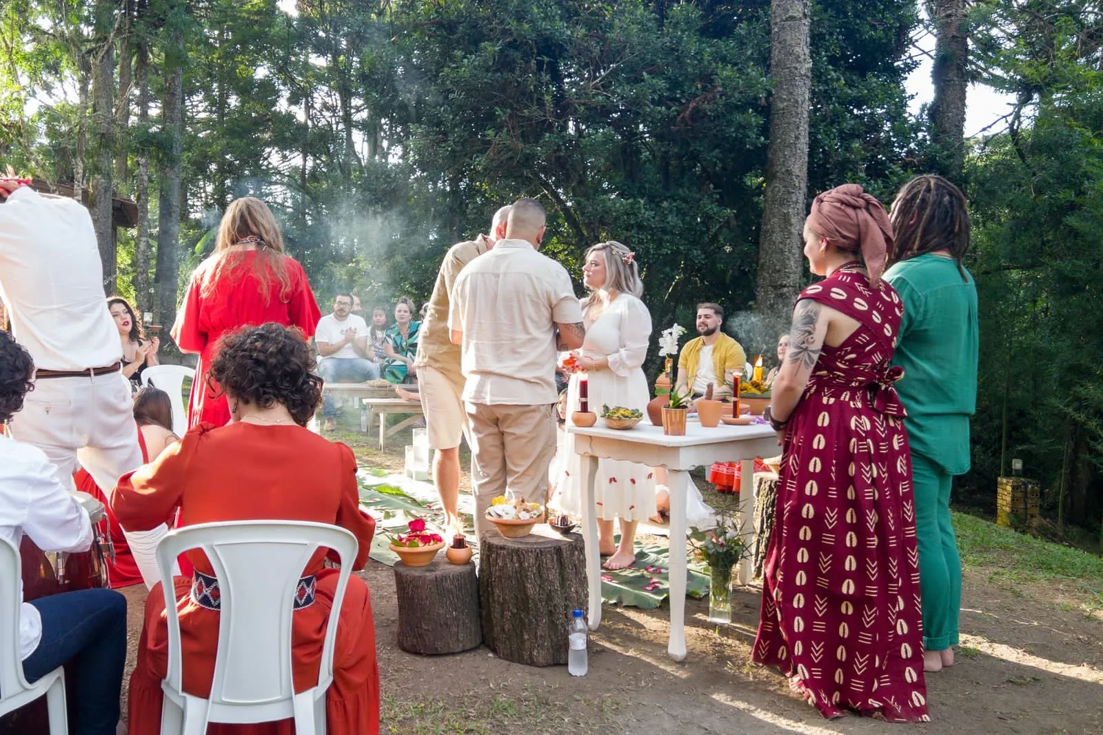 Gira ao ar livre no Terreiro Jacutá, em Curitiba, com a corrente reunida em torno do axé